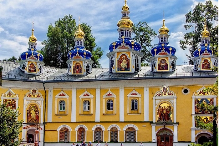 Псково-Печерский монастырь на автобусе из Москвы.